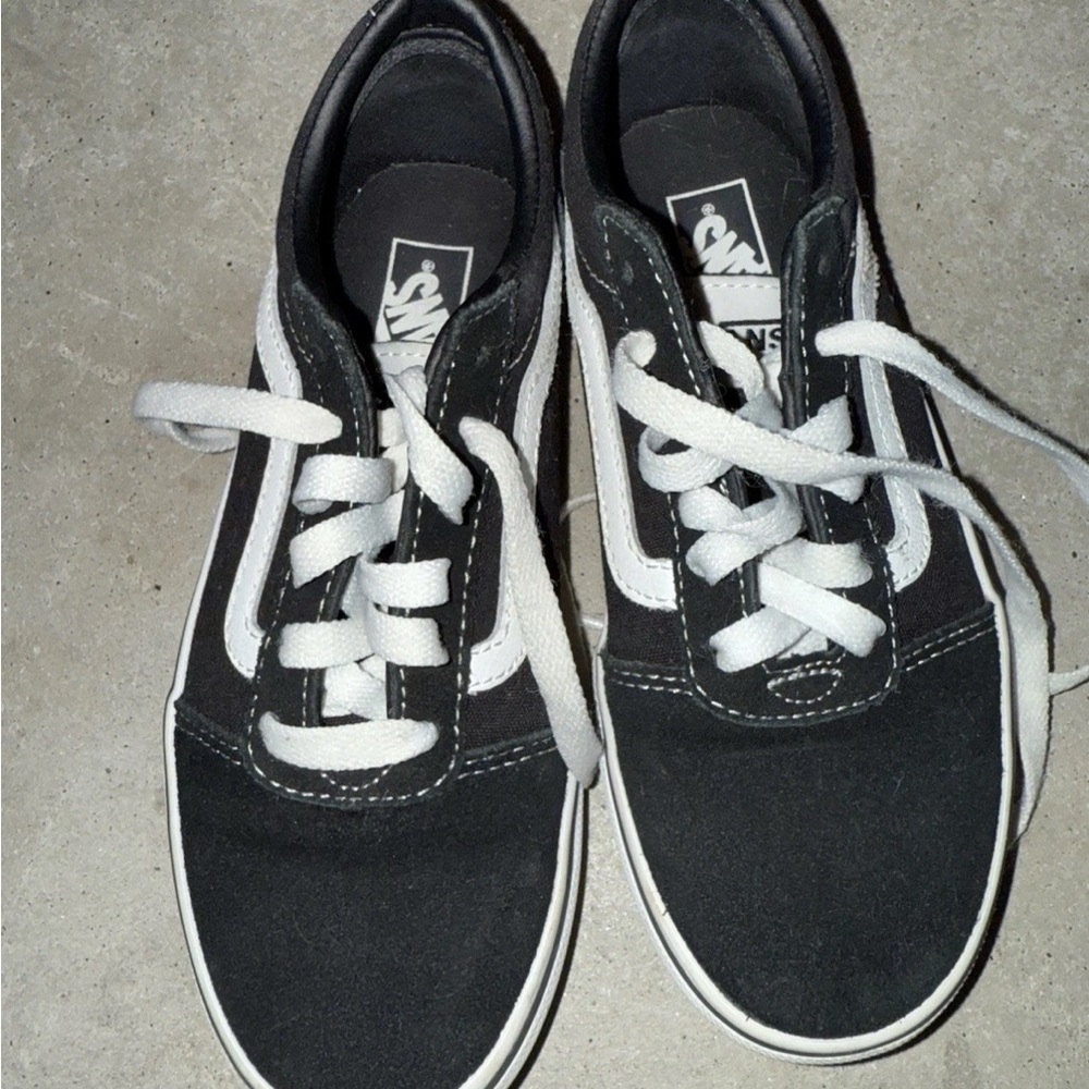 Vans Old Skool Black and White Sneaker size 2.0Youth(20cm) looks brand new